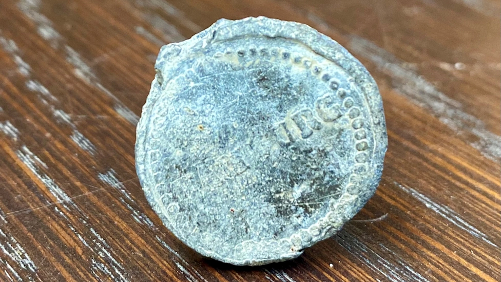 Sackplombe aus Blei einer Hamburger Zollstelle aus dem 19. Jahrhundert Sackplombe aus Blei einer Hamburger Zollstelle aus dem 19. Jahrhundert
