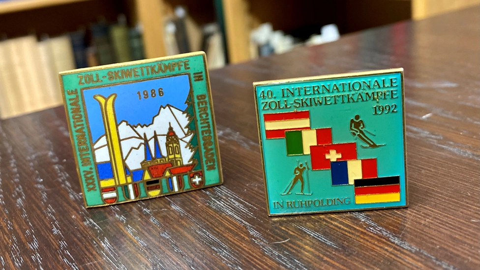 Anstecker anlässlich der Ausrichtung der 35. und 40. Internationalen Zollskiwettkämpfe Anstecker anlässlich der Ausrichtung der 35. und 40. Internationalen Zollskiwettkämpfe