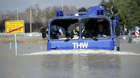 THW-Fahrzeug im Hochwassereinsatz THW-Fahrzeug im Hochwassereinsatz