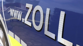 Schriftzug Zoll auf Dienstfahrzeug Schriftzug Zoll auf Dienstfahrzeug