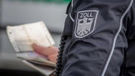 Zöllner kontrolliert Papiere Zöllner kontrolliert Papiere