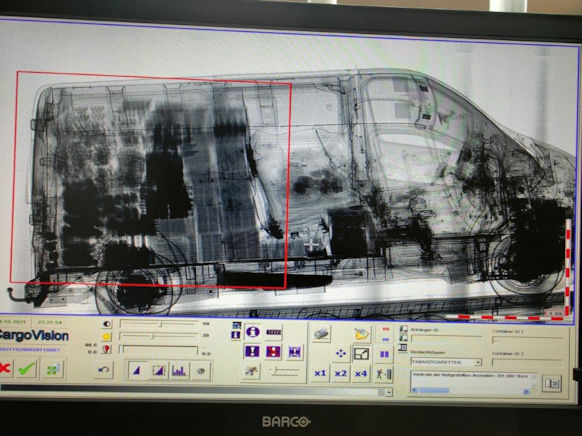 Röntgenbild des Kleintransporters mit Unregelmäßigkeiten im Ladebereich