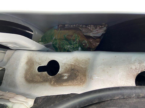 Rauschgiftversteck im Motorraum eines Mietwagens