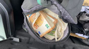 Euro-Scheine in geöffnetem Rucksack
