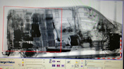 Röntgenbild eines Kleintransporters zeigt Zigarettenversteck