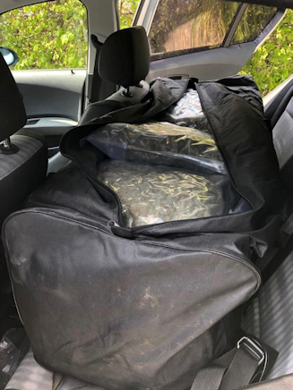 Tasche mit Marihuana auf Rücksitzbank