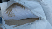 In Sandsäcken geschmuggelte Säcke mit Captagon-Tabletten