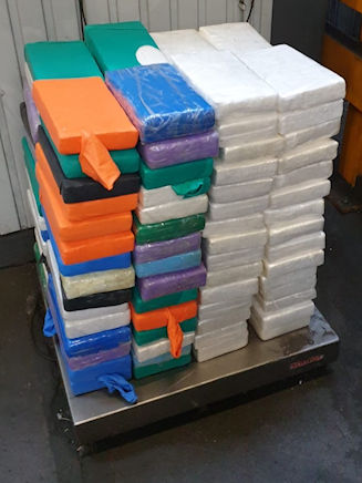 Pakete mit 120 Kilogramm Kokain, sichergestellt im Frachtbereich am Frankfurter Flughafen